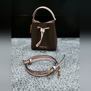 NWT Michael Kors Suri powder blush small bucket purse